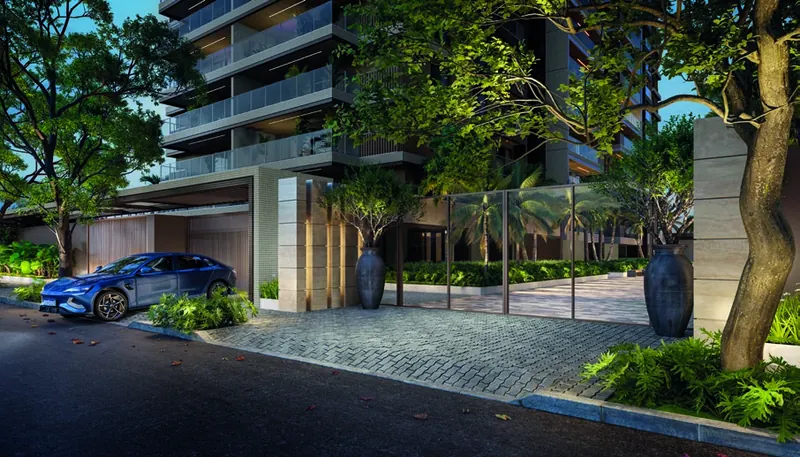 Boulevard de chegada do Gran Thai Leisure Residence com acesso de veículos e jardins